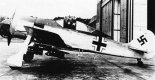 Samolot Focke-Wulf Fw-190A-3, samolot ma zabudowany wyrzutnik ETC 501 na którym zawieszono adapter ER-4 z bombami SC 50. (Źródło: Skupniewski A. ”Focke-Wulf Fw-190A/F/G”).