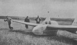 Szybowiec  bezogonowy  Fauvel  AV-36 startuje na rozwidlonym holu. (Źródło: Skrzydlata Polska nr 30/1957).