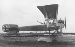 Wodnosamolot Friedrichshafen FF-33D (nr 460), napędzany silnikiem Maybach Mb.III.  (Źródło: Herris Jack ”Friedrichshafen Aircraft of WWI: A Centennial Perspective on Great War Airplanes”).
