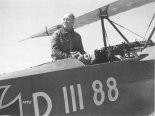 Willy Gabriel pozuje z trójpłatowcem Dr.I podczas zdjęć do filmu ”D III 88”, na planie zdjęciowym Bug na wyspie Rugia. Jest to samolot Dr.I zmontowany w 1933 r. w zakładach Fokker. (Źródło: Imire Alex ”The Fokker Triplane ”).