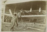 Michał Scipio del Campo przed swoim samolotem Hanriot ”Libellule”, Moskwa, 1910. (Źródło: www.forum.odkrywca.pl).
