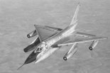 Samolot bombowy Convair B-58 ”Hustler” w locie. (Źródło: U.S. Air Force). 