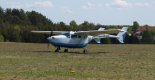 Reims / Cessna F337G ”Super Skymaster” ( SP-KMK) na lotnisku. (Źródło: z prywatnych zbiorów A.M.).