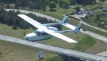 Reims / Cessna F337G ”Super Skymaster” ( SP-KMK) w niskim przelocie. (Źródło: z prywatnych zbiorów A.M.).