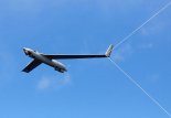 Moment zahaczenia się samolotu za linę urządzenia Skyhook. (Źródło: U.S. Navy).