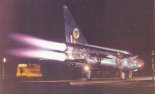 Widowiskowe, uruchomienie silników samolotu English Electric ”Lightning” F.1 w nocy. Samolot ze 74 Dywizjonu RAF, początek 1962 r. (Źródło: Hall Alan W. ”British Aircraft Corporation Lightning”).