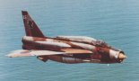 Samolot ”Lightning” F.6 z 11 Dywizjonu RAF z dodatkowymi zbiornikami paliwa na skrzydłach. (Źródło: Grzegorzewski J. ”Samolot myśliwski BAC Lightning”).