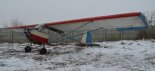 Amatorski samolot ultralekki zbudowany w Rydzynie. Widok 3/4 z przodu. (Źródło archiwum).