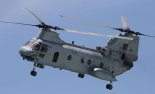 Śmigłowiec Boeing CH-46 ”Sea Knight” w locie. (Źródło: United States Marine Corps).