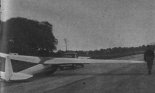 Szybowiec EoN ”Olympia” (”Polichno”) w drodze na start w Lasham. (Źródło: Skrzydlata Polska nr 32/1957).