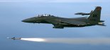 Dwa samoloty Boeing F-15E ”Strike Eagle” z 90 Fighter Squadron, Elmendorf Air Force Base (Alaska), odpalają parę pocisków AIM-7 podczas misji treningowej nad  Zatoką Meksykańską u wybrzeży Florydy. (Źródło: U. S. Air Force).
