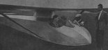 Szybowiec Slingsby T.2, na którym loty treningowe wykonywali szybownicy z Klubu Szybowcowego SLP w Lasham. Angielski instruktor  Bili Tonkyn  (w kabinie szybowca, w czapce) w otoczeniu polskich szybowników. (Źródło: Skrzydlata Polska nr 32/1957).