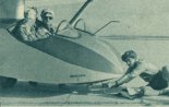 Maria Younga- Mikulska w lewej kabinie szybowca Slingsby T.21 "Sedbergh" w czasie szkolenia na lotnisku. (Źródło: Skrzydlata Polska nr 44/1963).