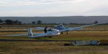 Szybowiec Schempp Hirth ”Janus C” (VH-FQT) należący do Geelong Gliding Club w Australii. Na szybowcu tym wykonywał loty Jarek Mosiejewski. (Źródło: Copyright Jarek Mosiejewski).