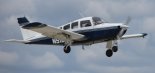 Samolot turystyczno- służbowy Beechcraft ”Sierra 200” w locie. (Źródło: FlugKerl2 via Wikimedia Commons).