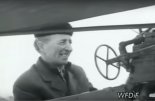 Józef Masłowski w kabinie swego samolotu. (Źródło: kadr z Polskiej Kroniki Filmowej).
