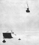 Hydrowiroszybowiec w	locie na	holu za motorówką. (Źródło: Koziarczuk L. ”Wiatrakowce i helikoptery 1944-2002”).