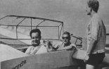 Inż. Tadeusz Bydliński w kabinie (pierwszy) szybowca ”Bergfalke”. Wizyta delegacji Aeroklubu Bielsko- Bialskiego w Austrii, 1960 r. (Źródło: Skrzydlata Polska nr 48/1960).
