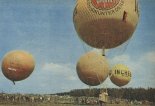 Od lewej: polskie balony Bielpo Białystok (SP-BZL) i Stomil-Pollena (SP-BZH) przygotowane do startu. Międzynarodowe Zawody Balonowe w Białymstoku (28- 29.04.1979 r.). (Źródło: Skrzydlata Polska nr 23/1979).