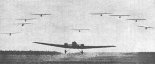 Pociąg powietrzny składający się z dziewięciu szybowców G-9 holowanych za samolotem TB-1. (Źródło: archiwum).