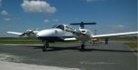 Samolot szkolny Piper PA-44-180 ”Seminole” (SP-MIS) należący do szkoły lotniczej Salt Aviation. (Źródło: Biuletyn Bezpieczeństwa i Aktualności SALT Aviation Sp. z o.o. Kronika SMS. Nr 5/2015).