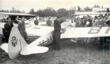Uczestnik zlotu do Rzymu w czerwcu 1939 r. pil. Tadeusz Derengowski przy motoszybowcu ”Bąk-2”. (Źródło: Lotnictwo Aviation International nr 4/1991