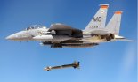 F-15E ”Strike Eagle” zrzuca bombę GBU-28.  (Źródło: U. S. Air Force).