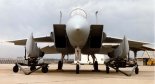 F-15C ”Eagle” z konforemnymi zbiornikami paliwa czekającymi na zamocowanie. (Źródło: U. S. Air Force).