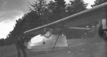Pilot szybowca ”Czajka” przygotowuje się do startu. (Źródło: Narodowe Archiwum Cyfrowe).
