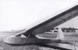 Prototyp szybowca ”Komar” (SP-090) na lotnisku mokotowskim. (Źródło: ”Polskie konstrukcje lotnicze do 1939”. Tom 3).