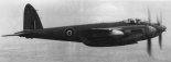 Samolot myśliwsko- bombowy De Havilland DH-98 "Mosquito" FB.VI w locie. (Źródło: archiwum). 
