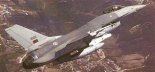 Samolot F-16A Block 15OCU ”Fighting Falcon” lotnictwa Portugalii z pociskami ACM-65B ”Maverick”. (Źródło: Lockheed Martin).