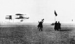 Henry Farman lecący na samolocie Voisin- Farman I. 13.01.1908 r. zdobył nagrodę Grand Prix d'Aviation w wysokości 50 000 franków za pierwszy w historii lot o długości 1 km po obwodzie zamkniętym. (Źródło: archiwum).