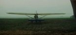 Makieta samolotu lub samolot amatorski, który grał w filmie ”Smacznego telewizorku”. (Źródło: zrzut ekranu Krzysztof Luto). 