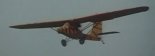 Makieta samolotu lub samolot amatorski, który grał w filmie ”Smacznego telewizorku”. (Źródło: zrzut ekranu Krzysztof Luto). 