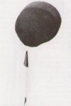 Balon na ogrzane powietrze podczas wznoszenia. Pod balonem podwieszony jest spadochron z Józefem Drewnickim. Petersburg, 1910 r. (Źródło: archiwum).