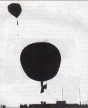 Balon na ogrzane powietrze Józefa Drewnickiego w locie. Przed skokiem spadochronowym. Petersburg, 1910 r. (Źródło: archiwum).