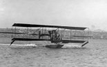 Jan Kamiński (z prawej) pilotuje wodnosamolot  Curtiss Model E podczas lotu nad Zatoką San Diego. (Źródło: Wisconsin Historical Society- www.wisconsinhistory.org).