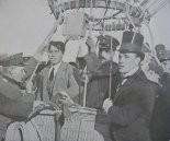 Jorge Newbery asystuje swojemu bratu Eduardo i sierżantowi Romero, tuż przed ich startem, 17.10.1908 r. (Źródło: Eloy Martín ”El Pampero a 105 años de su desaparición”).