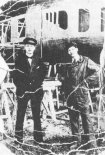 Edward Wróblewski (z lewej) przed kadłubem ciężkiego samolotu bombowego W-7 w 1917 r. (Źródło: Januszewski S. ”Wynalazki lotnicze Polaków 1836- 1918”).