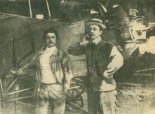 Gabriel i Piotr Wróblewscy przed samolotem W-1, 1910 r. (Źródło: Skrzydlata Polska nr 4/1990).