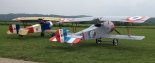 Repliki samolotów myśliwskich Nieuport 11 i Nieuport 17 na lądowisku Stara Wieś. 2016 r. (Źródło: Latające Repliki - Facebook).