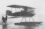 Wodnosamolot Aviatik W-4 na wodzie. (Źródło: Herris Jack ”German Seaplane Fighters of WWI: A Centennial Perspective on Great War Airplanes”).