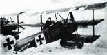 Mechanik pomaga pilotowi Fokkera Dr.I zapiąć pasy. (Źródło: Nowarra H. J. ”Fokker Dr.I in action”).