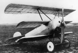 Pierwszy prototyp Fokker V.4. Łatwo go rozpoznać po braku rozpórek międzyskrzydłowych. (Źródło: Nowarra H. J. ”Fokker Dr.I in action”).
