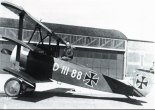 Willy Gabriel jako pilot repliki samolotu Fokker Dr.I, podczas zdjęć do filmu ”D III 88”. Był to drugi samolot wyprodukowany przez Alfreda Friedricha. (Źródło: Nowarra H. J. ”Fokker Dr.I in action”).