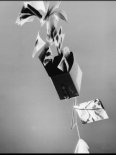 Operacja ”Spotlight”. Broszury ”Za kulisami bezpieki i partii” wypadające z pojemnika balonu, 1955 r. (Źródło: Narodowe Archiwum Cyfrowe).