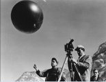 Operacja ”Spotlight”. Przygotowania do startu baonu kulistego, 1955 r. (Źródło: Narodowe Archiwum Cyfrowe).