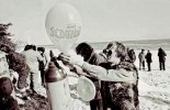 Napełnianie helem balonów na plaży Dueodde na Bornholmie, 5.03.1982 r. (Źródło: Algot Lindau Rasmussen, Bomholms Museum).