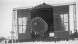 Sterowiec VI Oktjabr wyprowadzany z hangaru. (Źródło: archiwum).